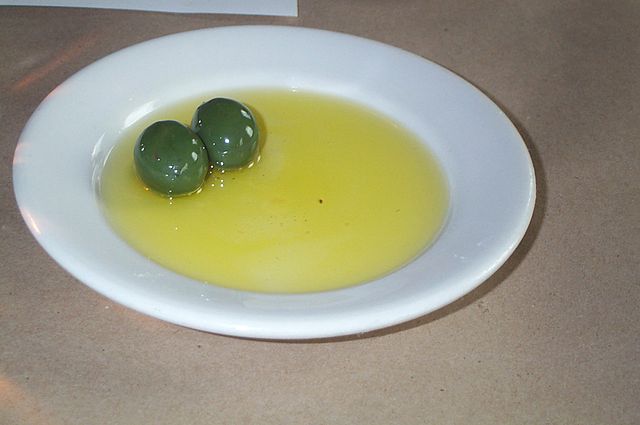 640px-olives_in_olive_oil