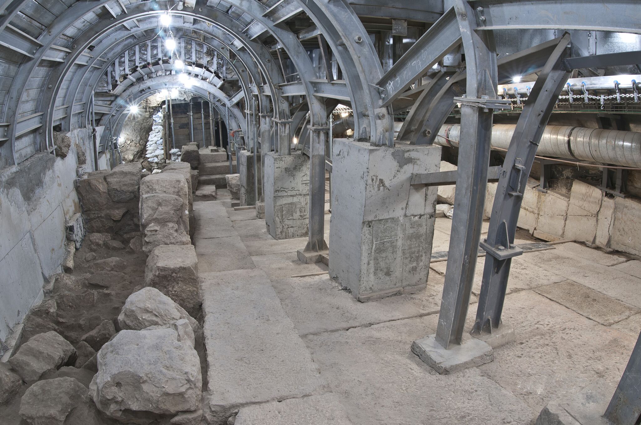 8-.מבנים שעמדו בצד הרחוב המדורג .JPG